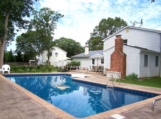 30 Whinstone St, Coram, NY 11727