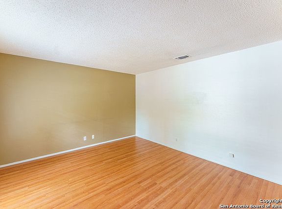 4th image of 2627 Waterford Dr