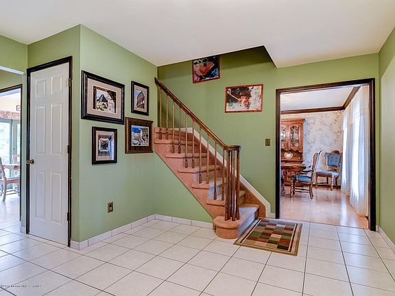 2nd image of 15 Thomas Dr