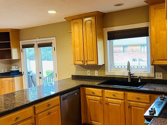 Additional photo of kitchen.