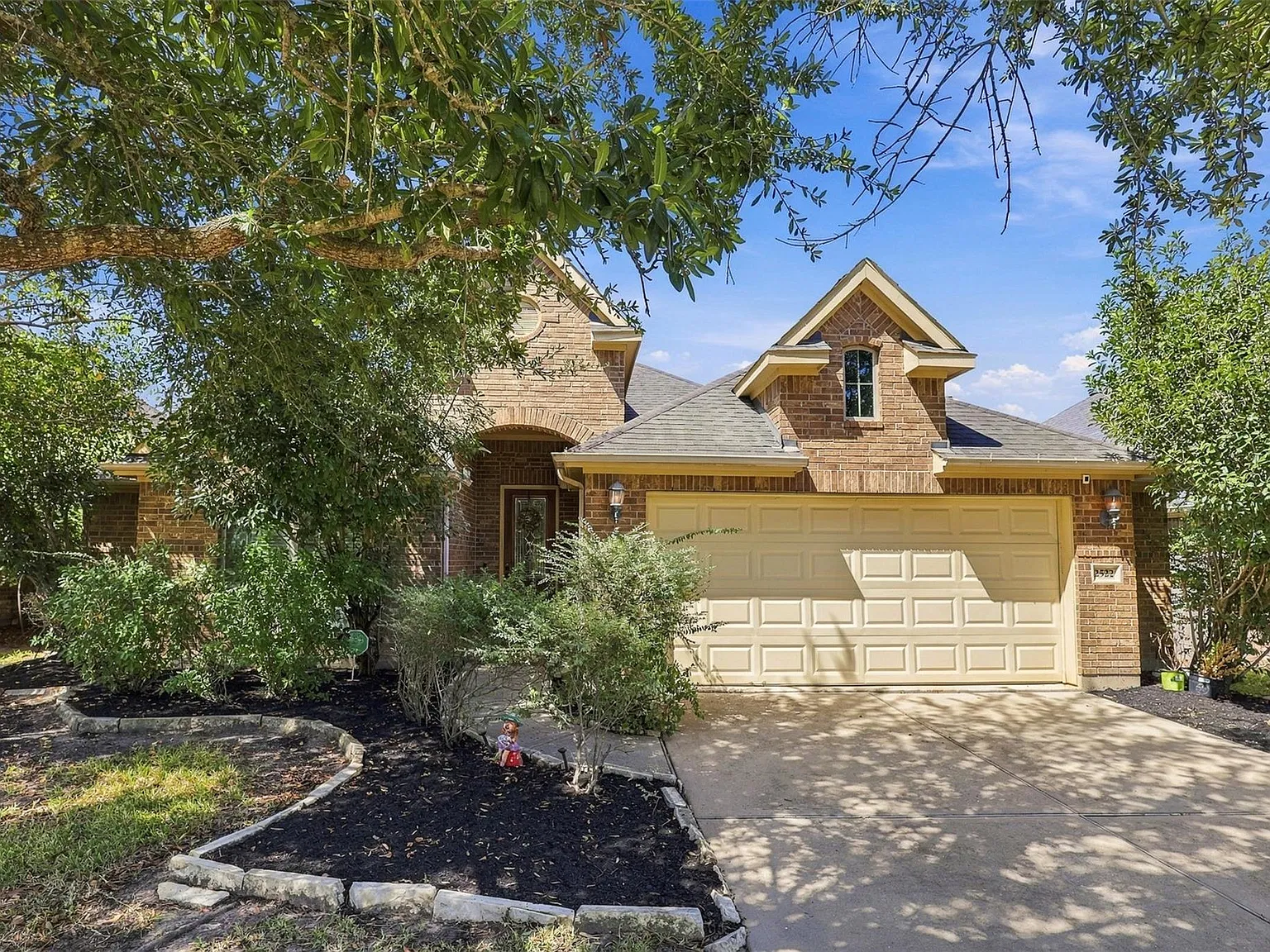 4 bed, 2.0 bath, 2451 sqft, $2,900 — Photo 2