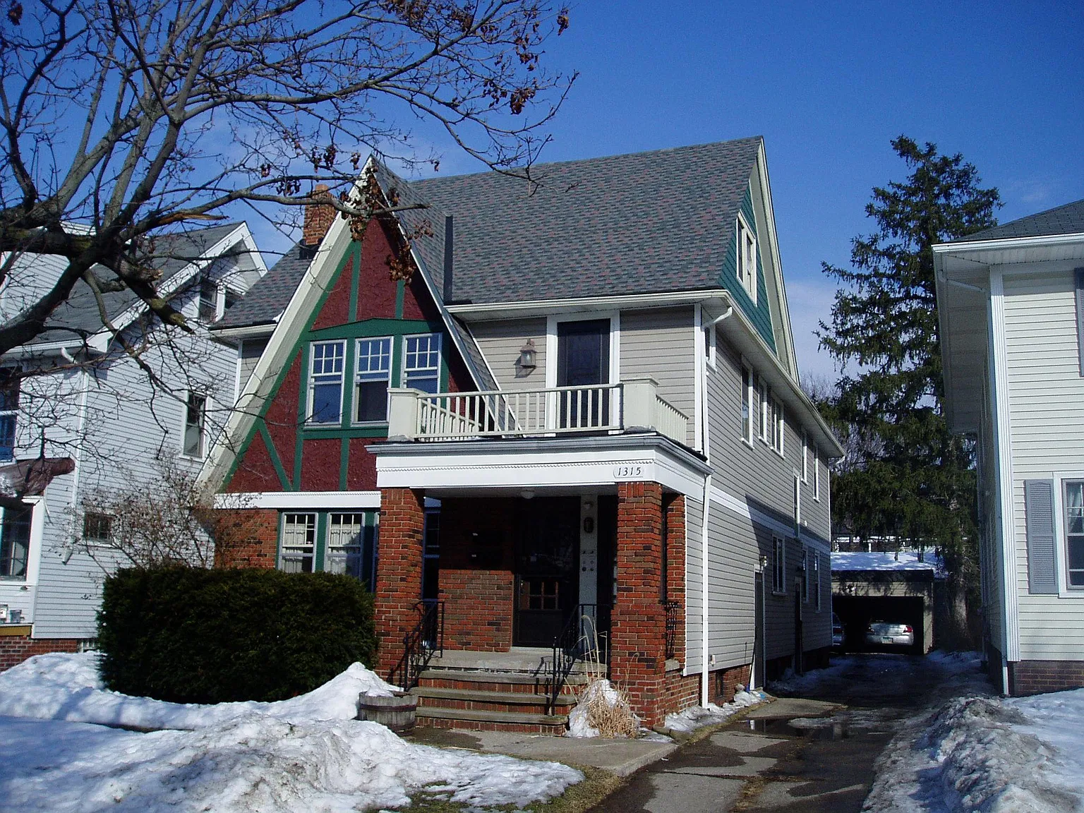 1315 Hathaway Ave — Photo 1