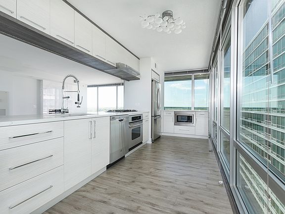 3rd image of 9715 Woods Dr Unit 1410