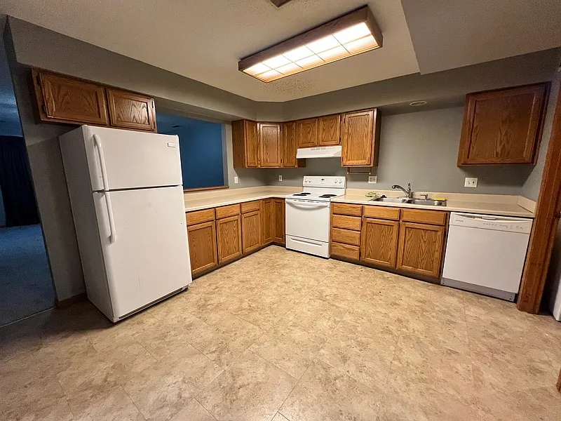 3 bed, 1.0 bath, 975 sqft, $1,425 — Photo 2