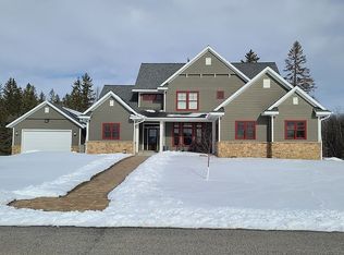 102 Holmes Ave NW, Warroad, MN 56763