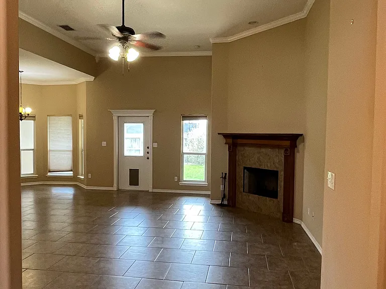 6733 Wall St — Photo 2