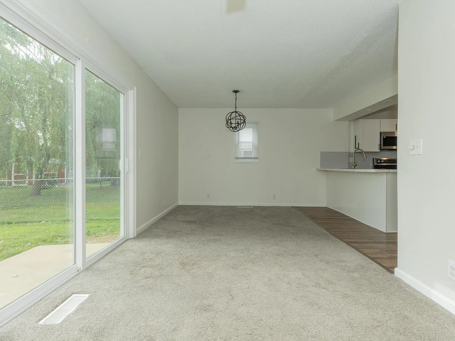 2 bed, 1.0 bath, 992 sqft, $1,000 — Photo 2