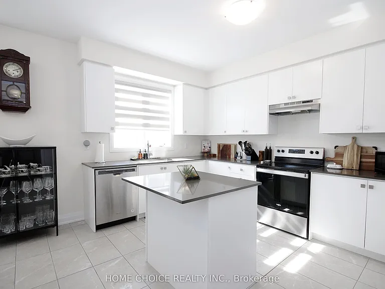 32 Ferragine Cres — Photo 10