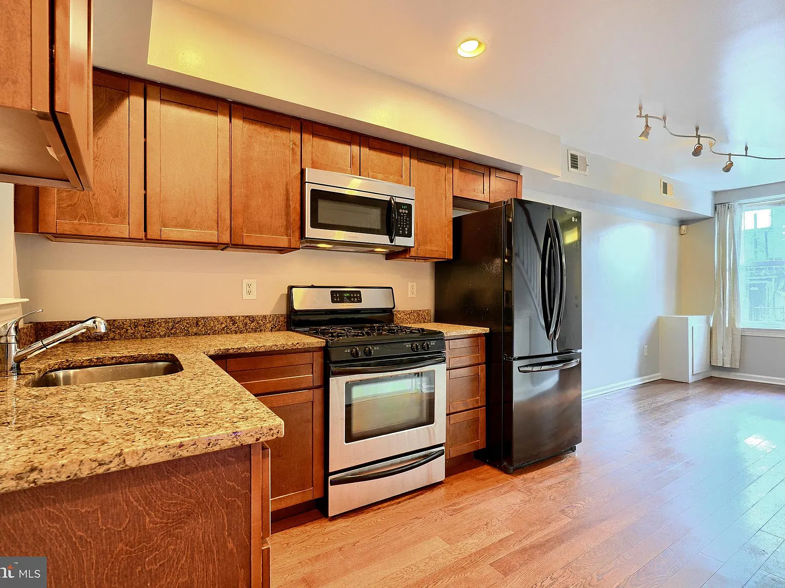 1 bed, 1.0 bath, 825 sqft, $1,700 — Photo 3