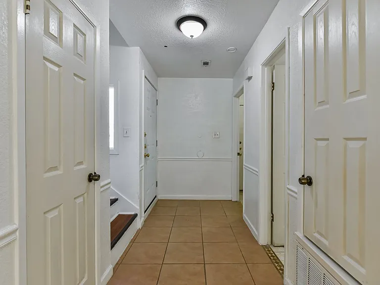 1128 Royal Crest Dr — Photo 16
