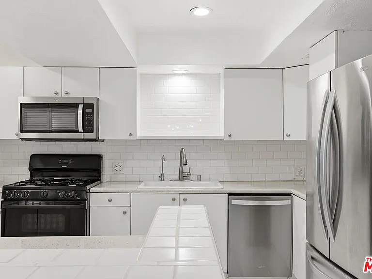 1037 N Vista St #206 — Photo 8