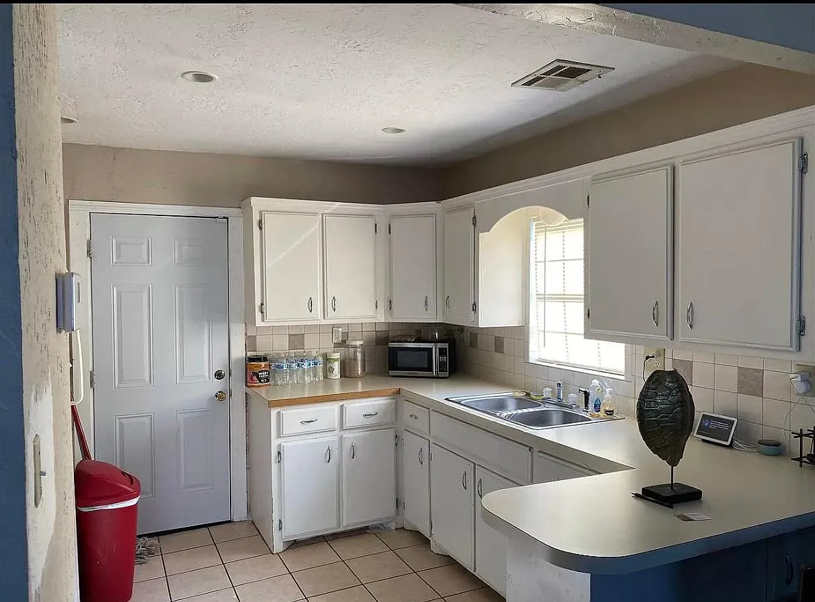 1225 SW 25th Pl — Photo 4
