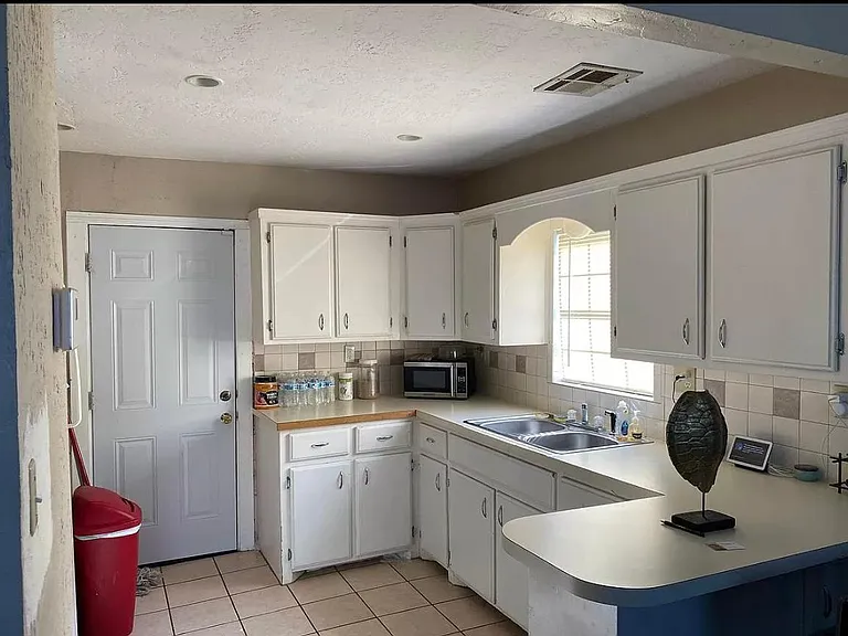 1225 SW 25th Pl — Photo 4