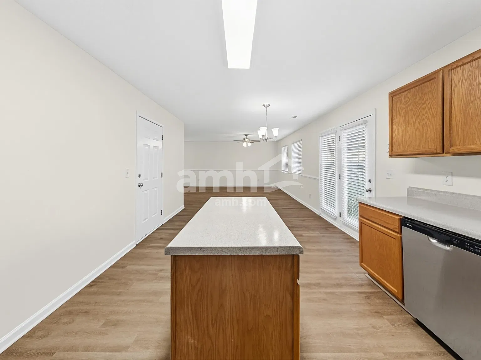 4 bed, 2.5 bath, 2349 sqft, $2,205 — Photo 4