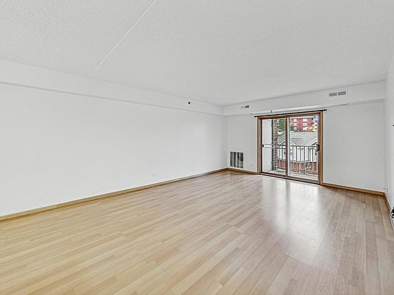 5th image of 6211 Lincoln Ave Unit 401