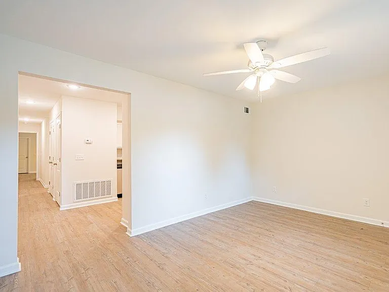 402 E 3rd St #B — Photo 5