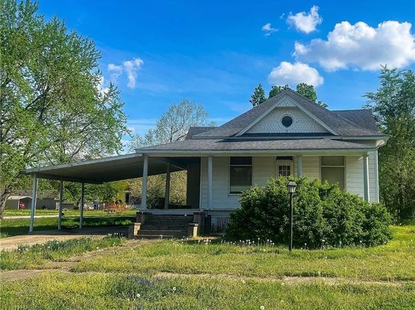 303 Chestnut St, Mound City, KS 66056