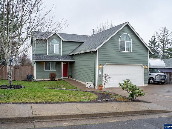 3rd image of 321 NE Carmen Pl