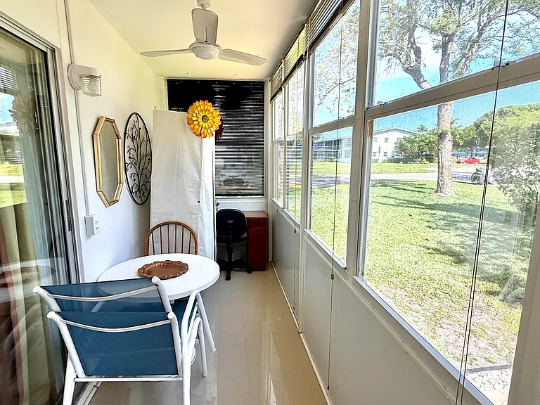 21 Newport B — Photo 22