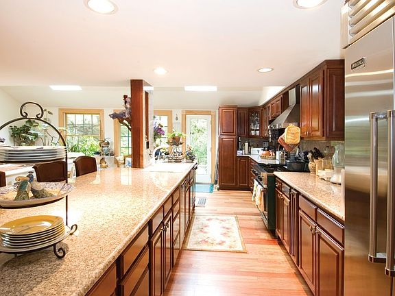 5th image of 19 Wood Lot Ln