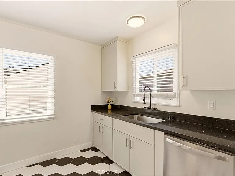2151 Euclid Ave — Photo 8