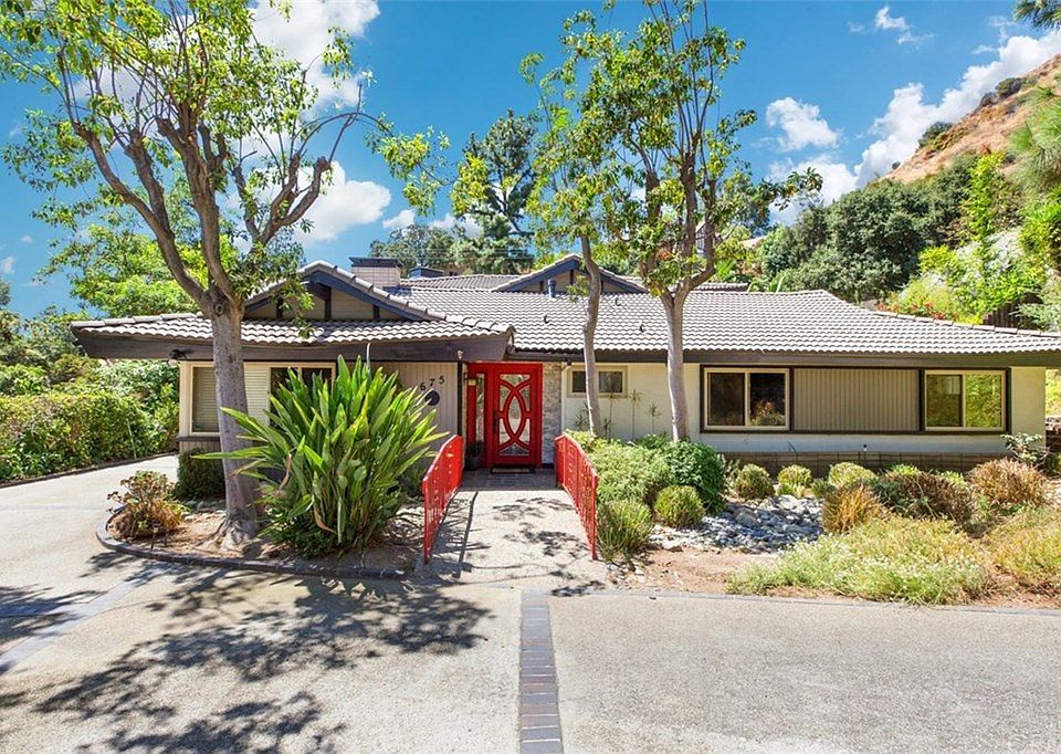 1st image of 675 Sierra Meadows Dr