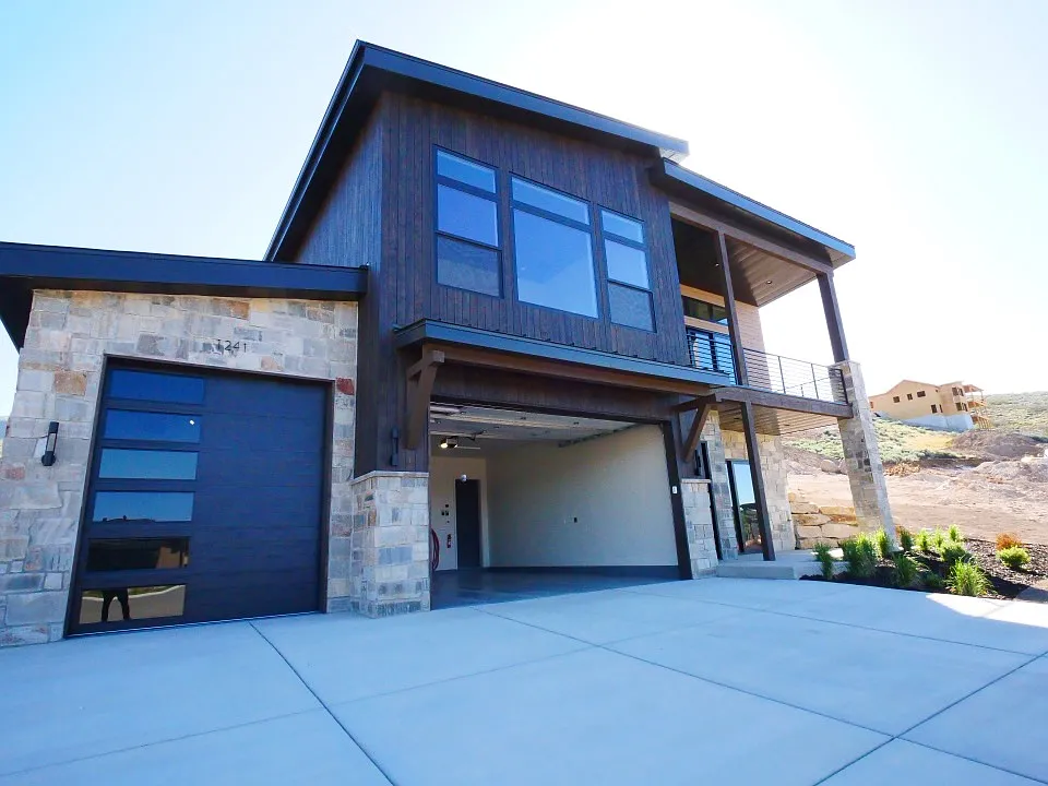 1241 E Wildflower Cir