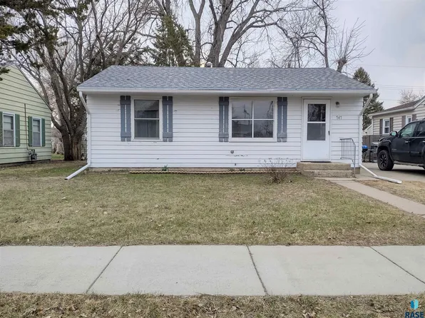 747 Mellette Ave SW, Huron, SD 57350