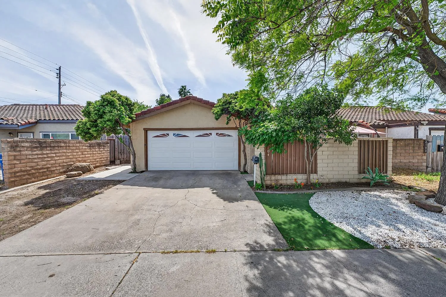 2104 Sharon Way photo 1