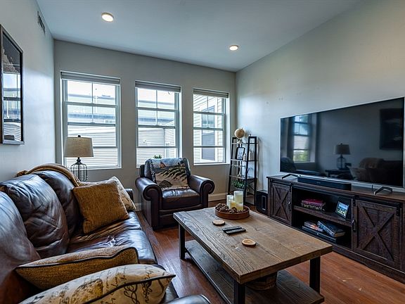 3rd image of 170 W Broadway #305
