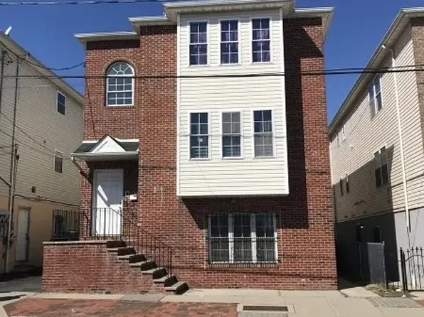 64 1st St, Newark, NJ 07107