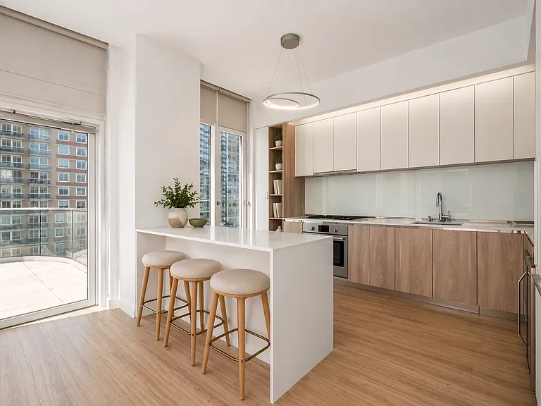 555 W 43rd St #Penthouse 1 — Photo 5