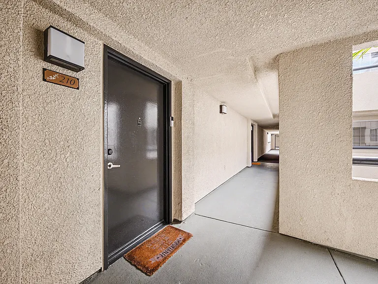 5530 Owensmouth Ave #210 — Photo 2