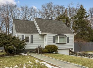 28 Edgewood Rd, Cortlandt Manor, NY 10567