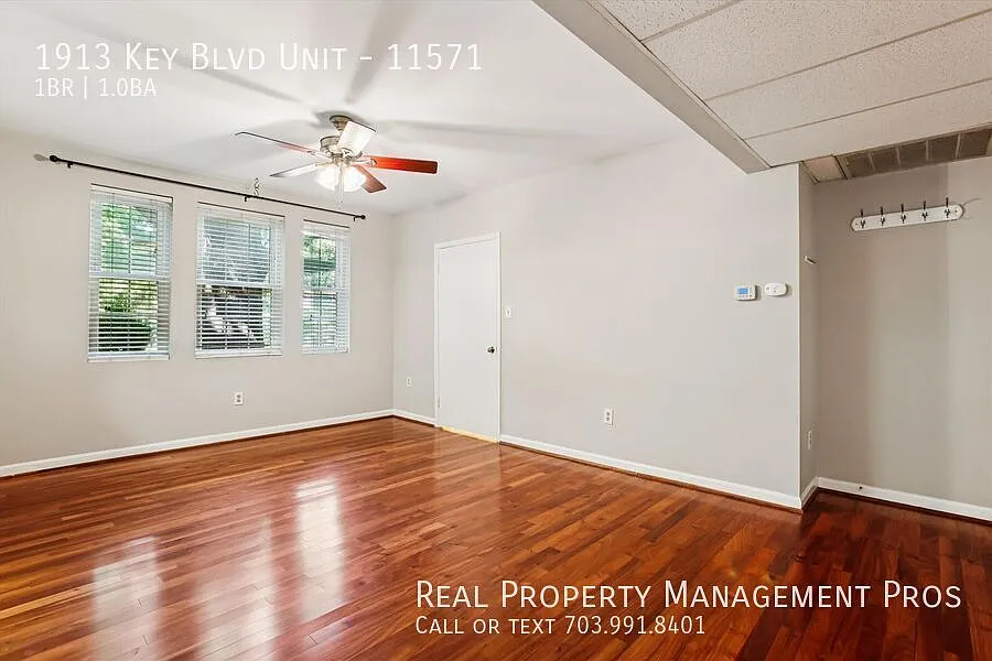 Beautiful Colonial Village Condo- Close to Metro! — Photo 4