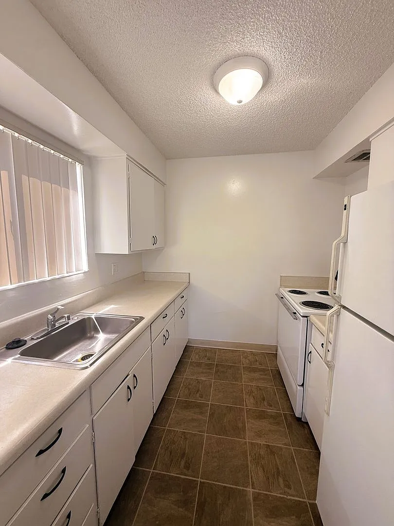 1746 Kidder Ave — Photo 2