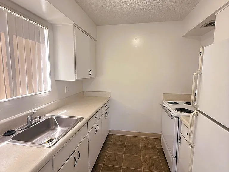 1746 Kidder Ave — Photo 7