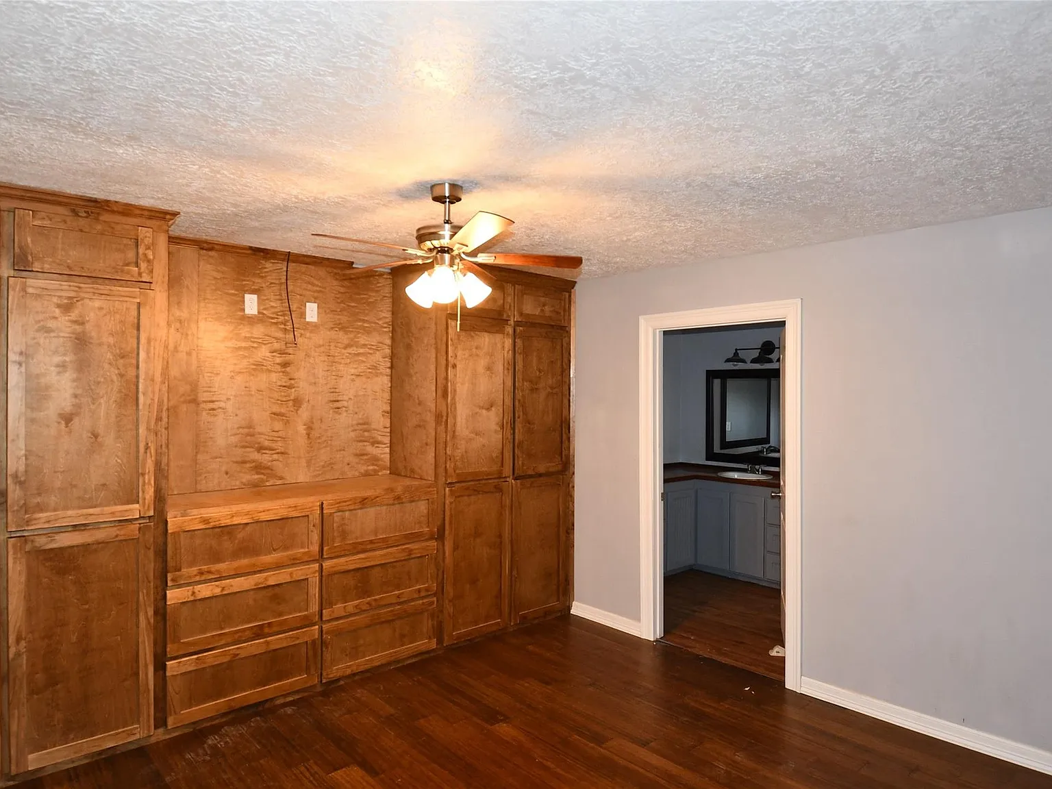1 bed, 1.5 bath, 902 sqft, $995 — Photo 3