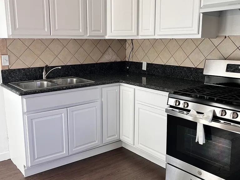 1909 W Myrtle St #1 — Photo 1