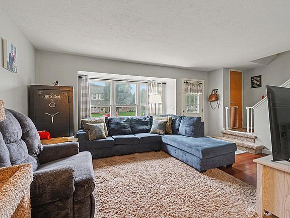3rd image of 5591 Grand Traverse Ln