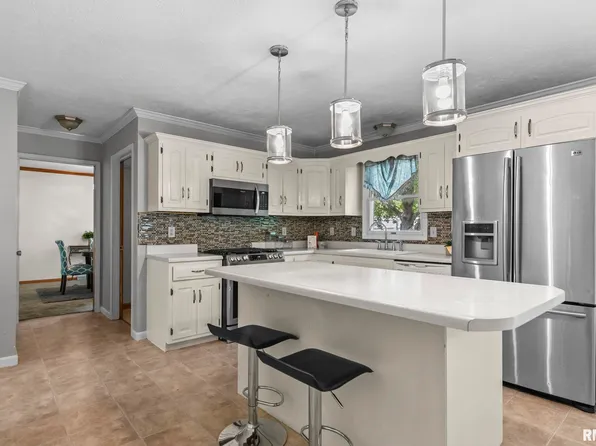 8 Abbey Ct, Chatham, IL 62629