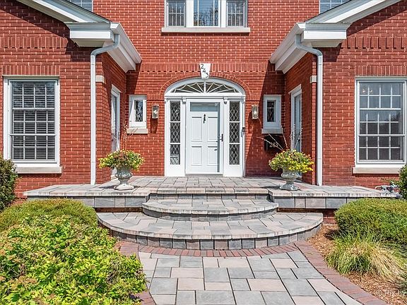 4th image of 243 Exmoor Ave
