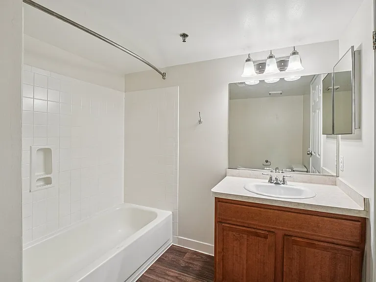 River Place Luxury Apartments — Photo 23