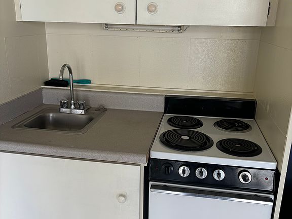 3rd image of 441 Lewers St APT 905