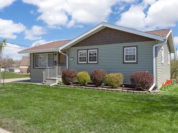 115 10th Ave, Hiawatha, IA 52233