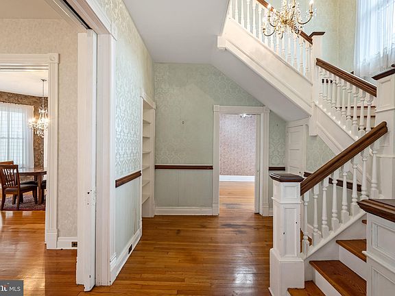 5th image of 423 W Clifford St