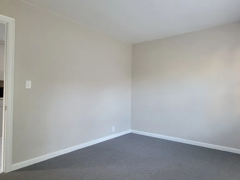 135 Byron St — Photo 12
