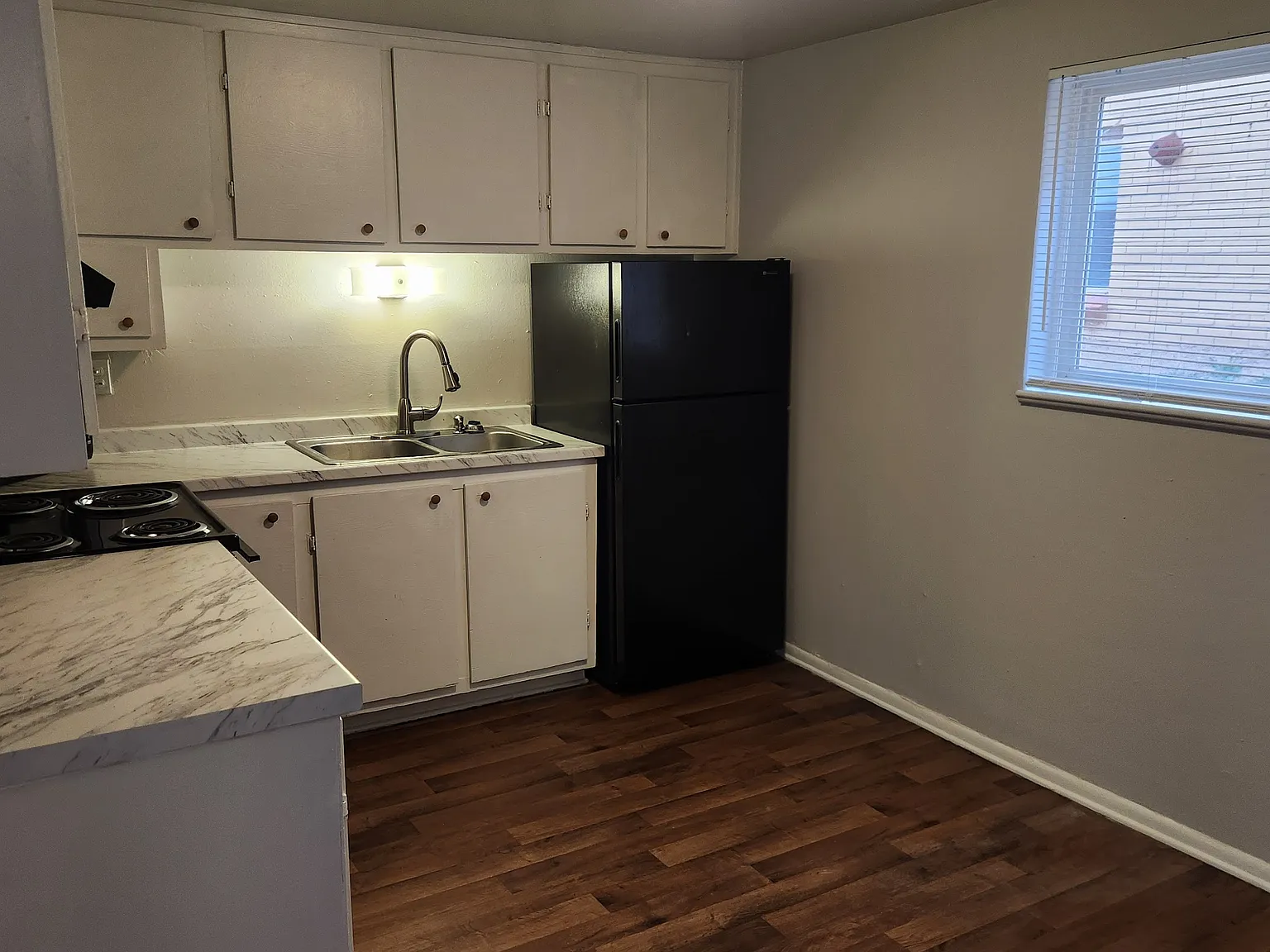 2 bed, 879 sqft, $1,300 — Photo 2