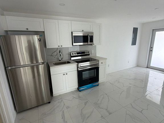 4th image of 729 SW 3rd St #2