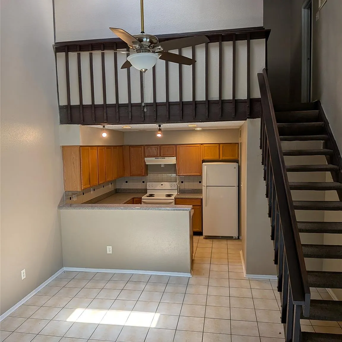 2 bed, 1.0 bath, 784 sqft, $1,200 — Photo 2